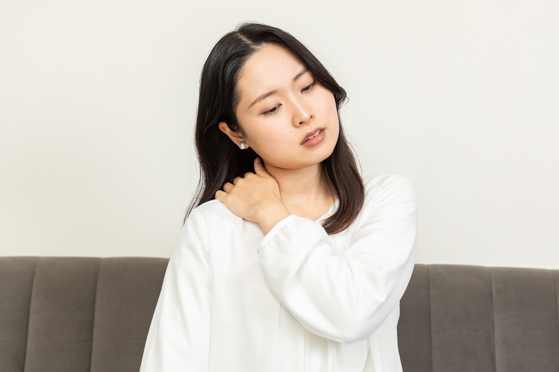 八幡市で肩こりに悩む女性
