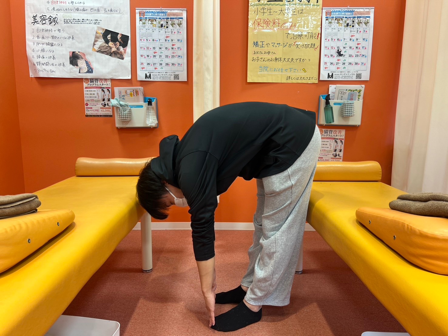 八幡市のまいれ松井山手院で行う腰の検査の様子