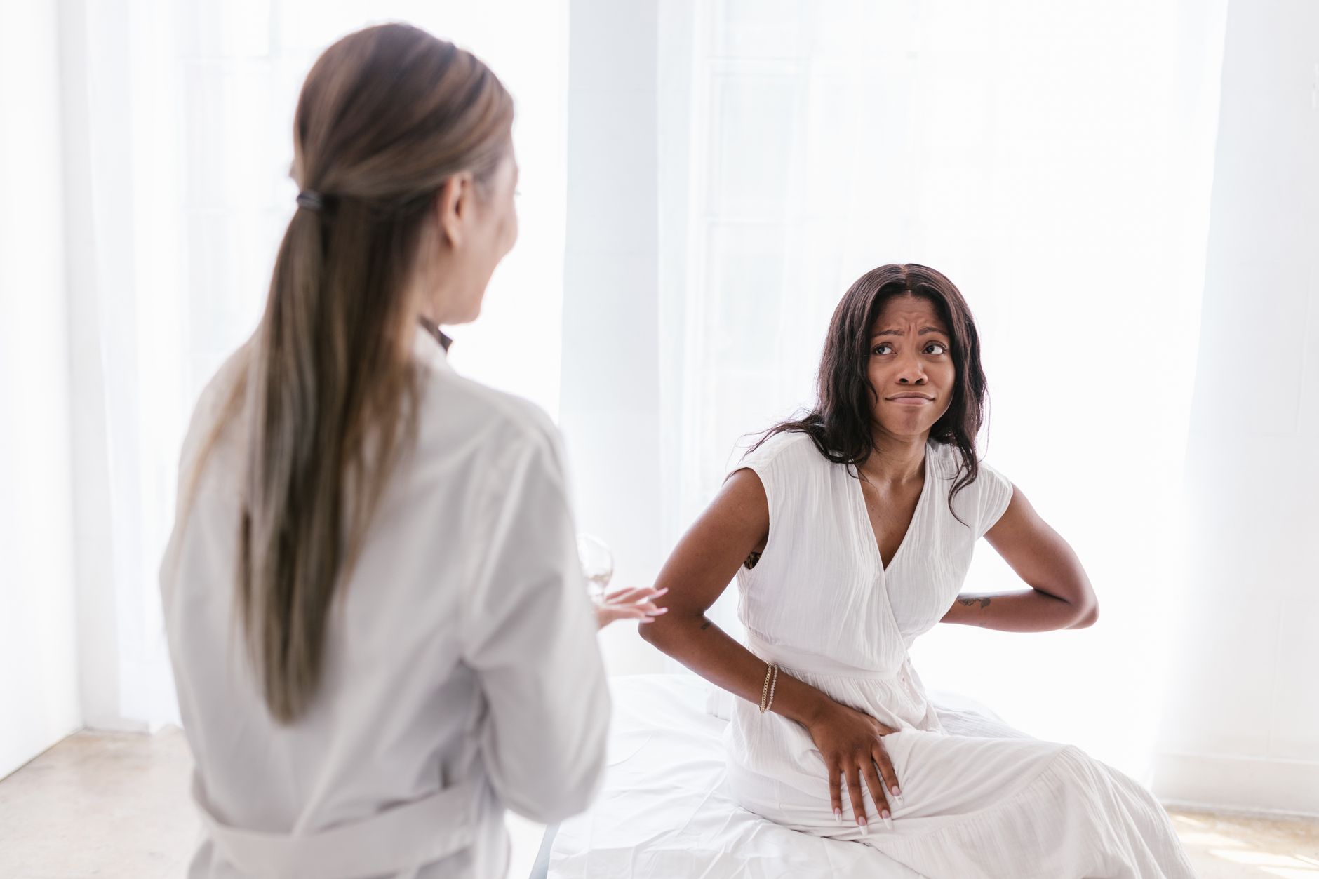 八幡市でぎっくり腰の痛みに悩む女性のイメージ