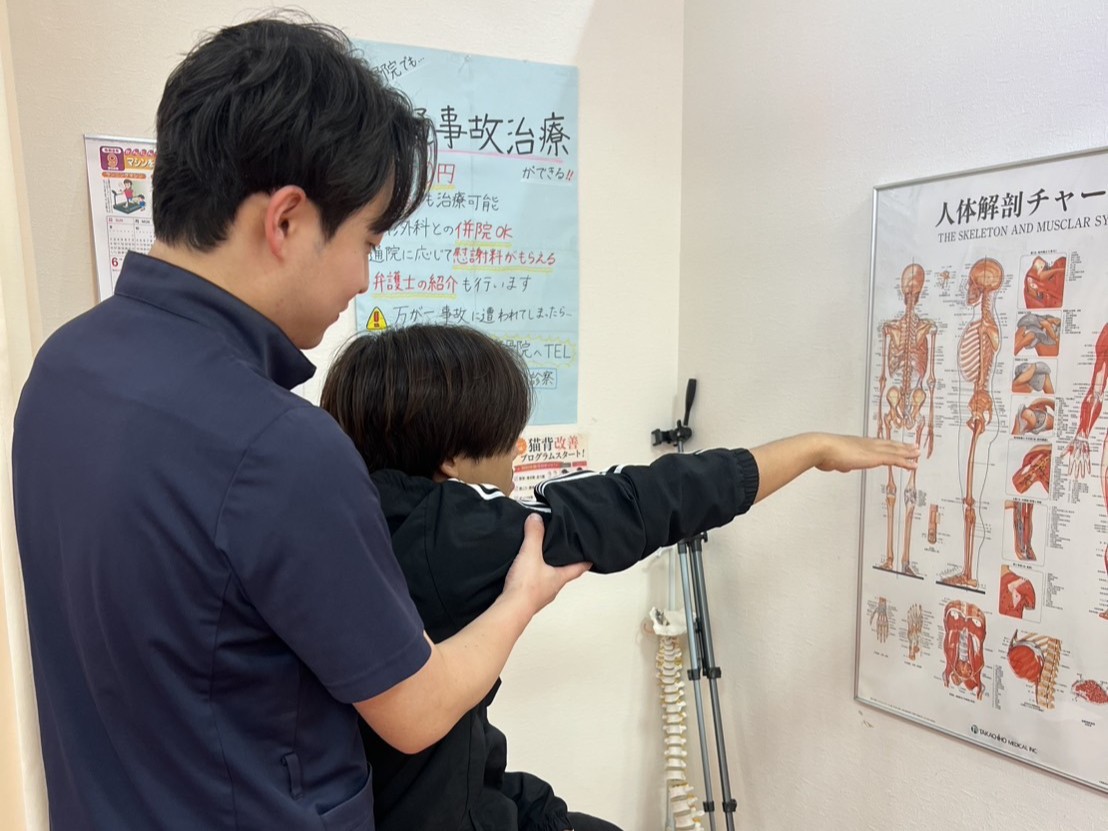 八幡市の松井山手院で行う肩こりの検査を受ける様子